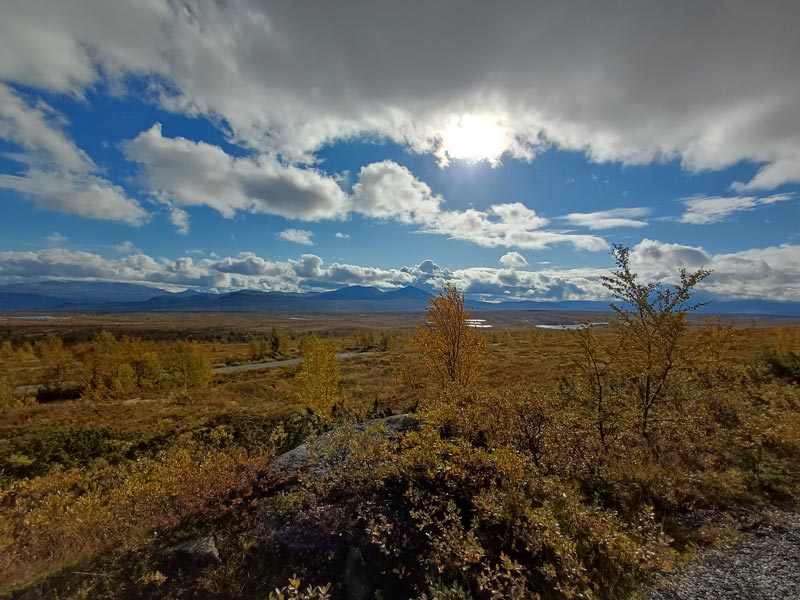 An autumn cycling adventure on Mjølkevegen in Jotunheimen, Norway. Photo: Nature Travels.