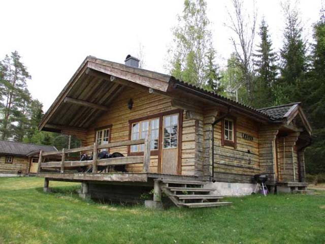 One of the three cabins making up the nearby Log Cabin Escape option.
