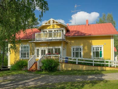 A warm welcome awaits at traditional guesthuoses during your tour | Photo: AKA