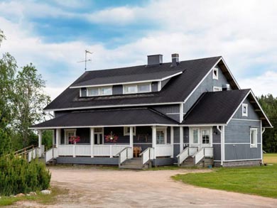 A warm welcome awaits at traditional guesthuoses during your tour | Photo: AKA