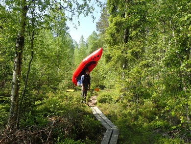 For short land transports, you can hike without deflating the rafts | Photo: Nature Travels