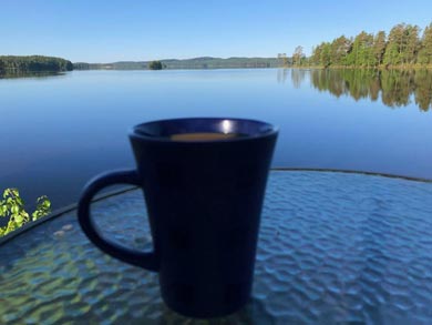 Morning coffee by the water | Photo: William Gillespie