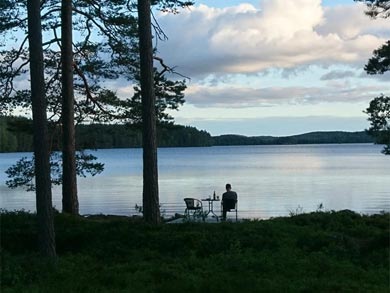 Relaxing by the lake | Photo: FG