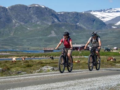North Route: Cycle on tranquil gravel roads with spectacular views to the mountains | Photo: JT
