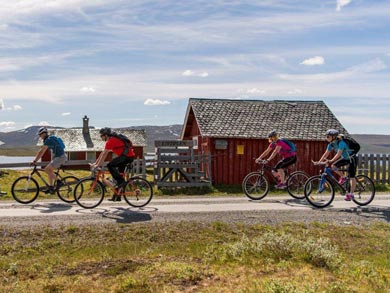 Full Route: Summer farms are an important part of the cultural heritage of the area | Photo: JT