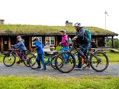 South Route: Cycle on tranquil gravel roads with spectacular views to the mountains | Photo: JT