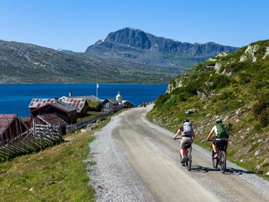 North Route: Cycle on tranquil gravel roads with spectacular views to the mountains | Photo: JT