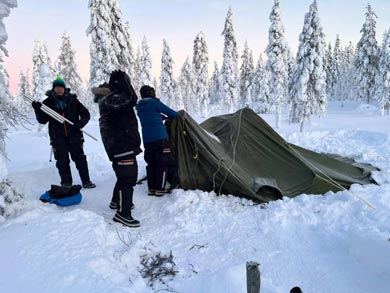 Setting up the tent for a camping night | Photo: LND