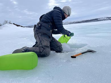 Collecting water from a frozen lake | Photo: LND
