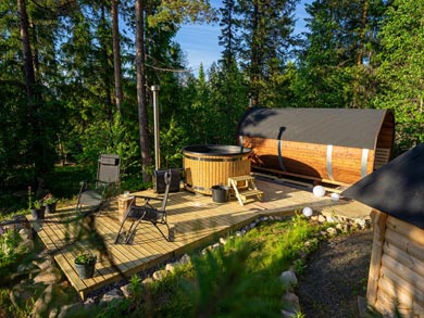 Outdoor hut tub session is included during the week | Photo: LND