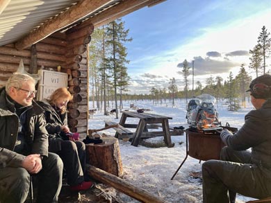 A lunch stop outdoors during dogsled tour | Photo: NOH
