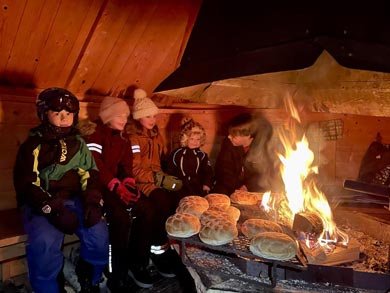 Warming up inside a shelter | Photo: NOH