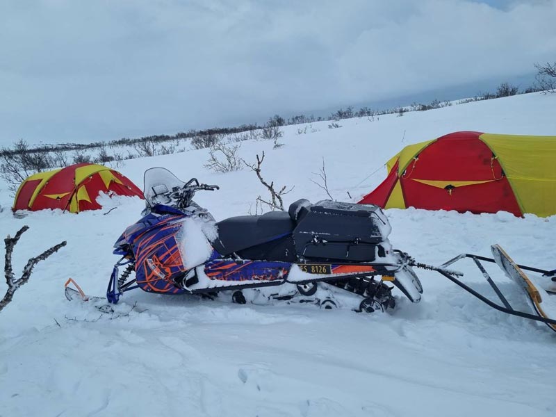 Snowmobile support during the tour