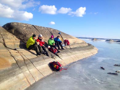 Taking a break while skating in the Stockholm Archipelago | Photo: SA