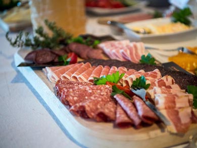 A hearty breakfast is the perfect preparation for day on the trails | Photo: SS