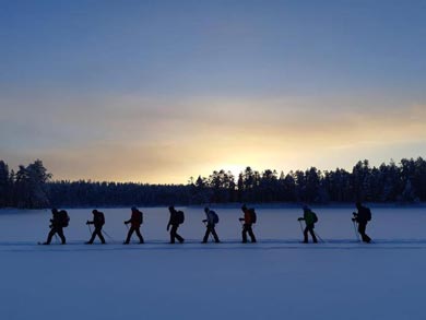 Snowshoeing to wilderness cabin | Photo: Martinus van Heerevald