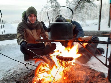 Lunch around the fire | Photo: UT