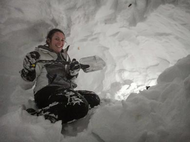 Hollowing out the iglroo | Photo: UT