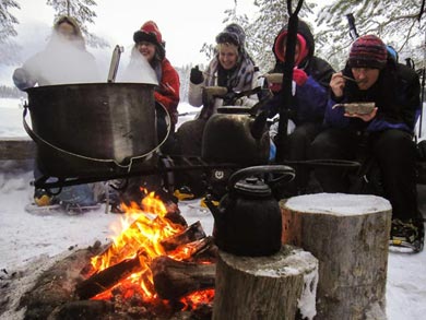 Enjoy lunches around the fire | Photo: UT