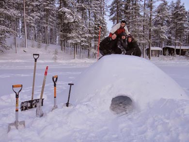 Snow shelter completed! | Photo: UT