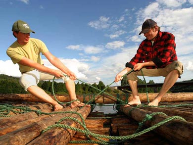 You'll build the raft yourself using just ropes and logs | Photo: Hipfel/Starck