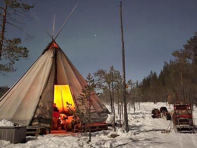 Stopping for outdoor lunch in tipi along the trail | Photo: WLA