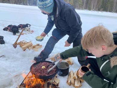No meal tastes better than when cooked over open fire in the wilderness! | Photo: WLA